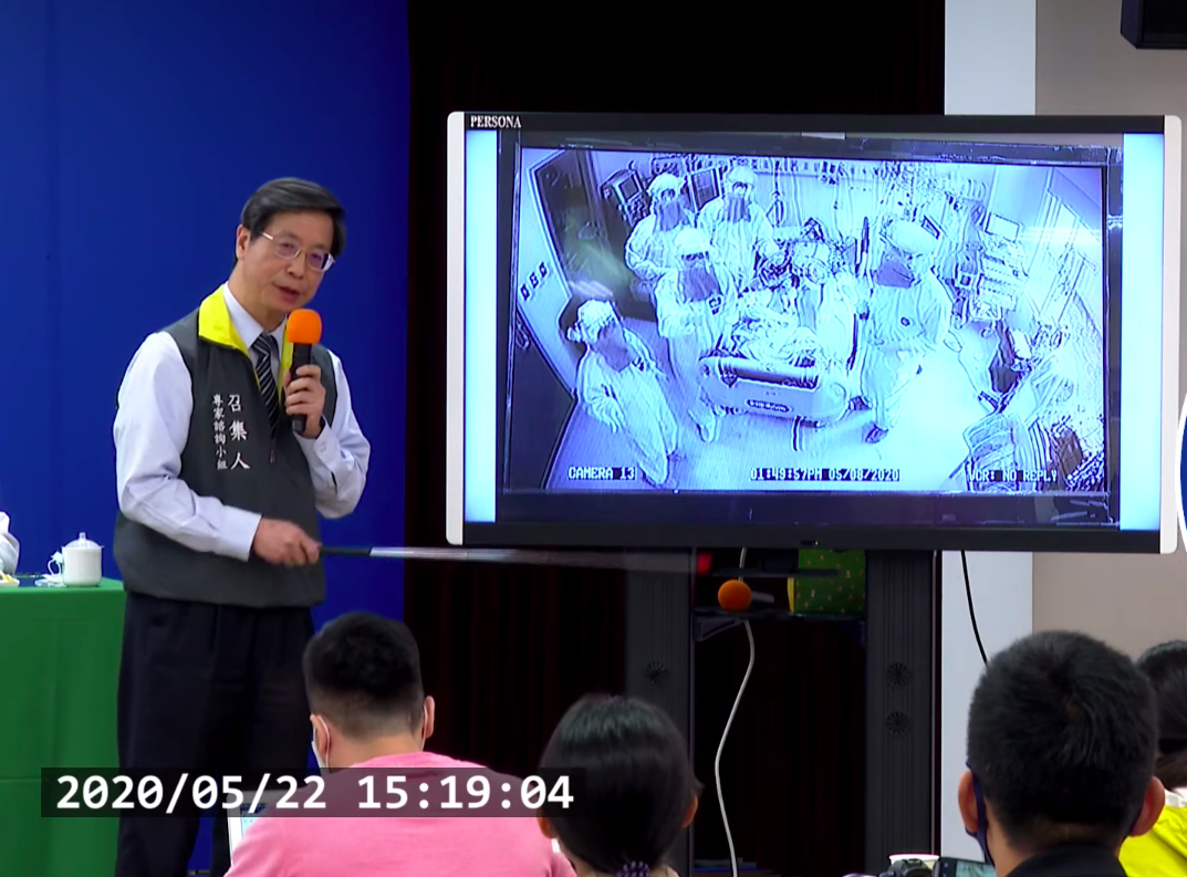 張上淳表示，全台已有逾9成患者出院，且目前已經沒有使用葉克膜、呼吸器的個案，同時也分享醫護人員搶救重症病患的畫面。 圖：擷取自疾管署直播畫面