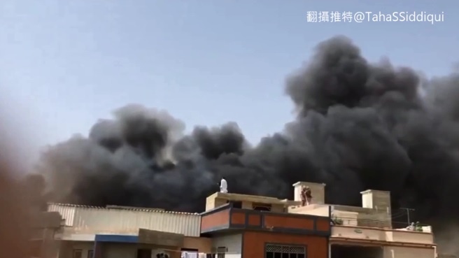 1架乘載107人的巴基斯坦國際航空毀毀在住宅區，現場濃煙密布。 圖：翻攝推特