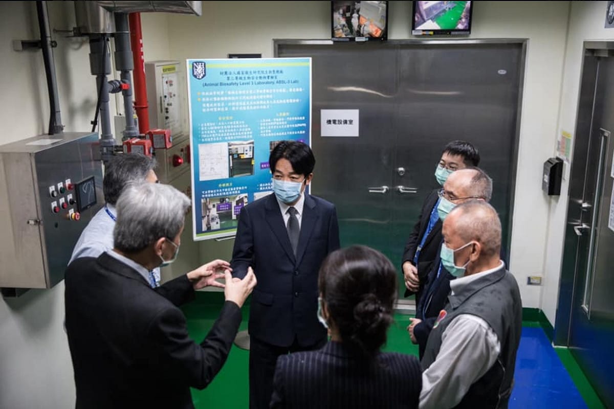 副總統賴清德視察國家衛生研究院。 圖：翻攝自賴清德臉書