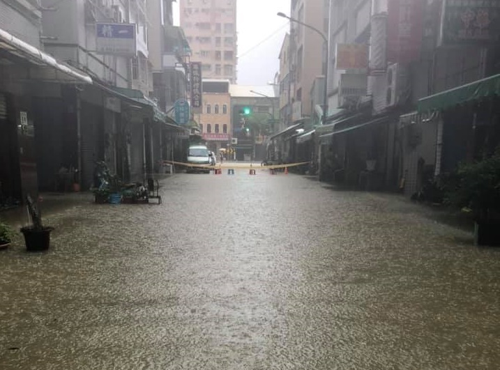 豪雨狂炸南台灣，屏東縣三地門鄉、來義鄉及春日鄉，以及高雄市茂林區、桃源區、那瑪夏區，明（23）日停班、停課。 圖：翻攝高雄市議員簡煥宗臉書