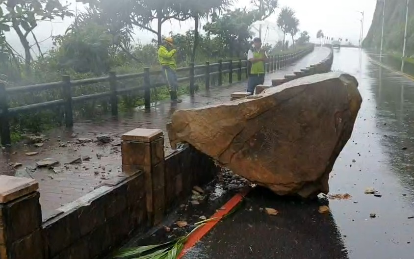 基隆市外木山湖海路二段2.7K處，一顆巨石砸落道路，目前雙向禁止通車。