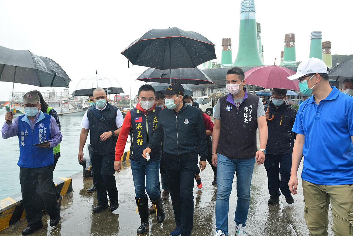 富基漁港多功能突堤碼頭完工，侯友宜與立委洪孟楷、市議員陳偉杰等一起巡港。  圖：新北市農業局提供