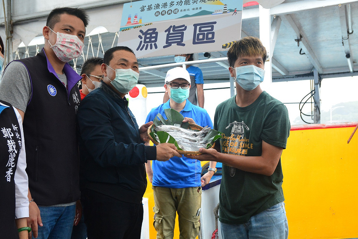富基漁港多功能突堤碼頭完工，船主送上漁獲，收穫滿滿。  圖：新北市農業局提供