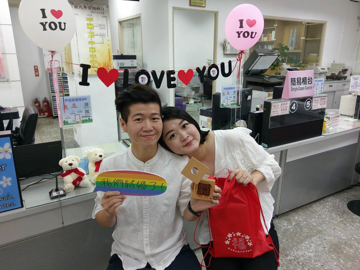 簡小姐及林小姐到土城戶政事務所辦理同性結婚登記。 圖：新北市民政局提供