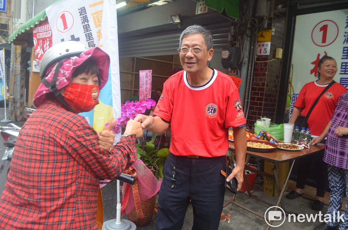 嘉義市過溝里里長補選，林桂洲勝出，接受支持者賀喜。 圖：蔡坤龍/攝