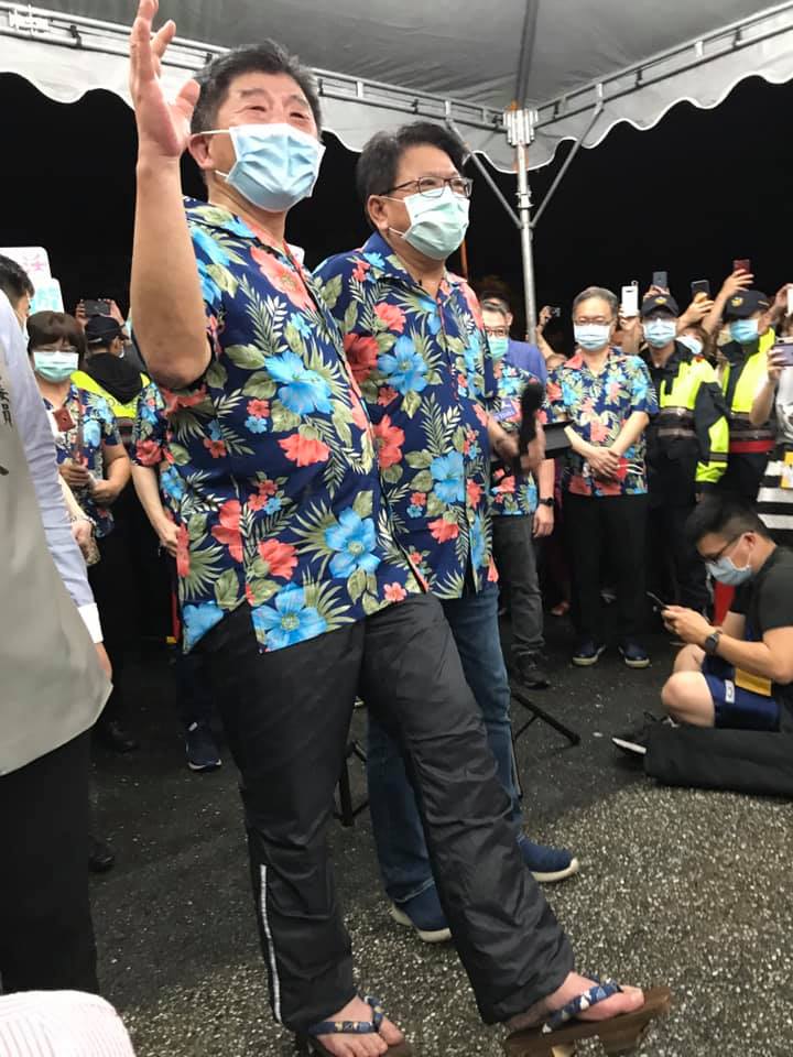 防疫團隊8點20分抵達墾丁，只見陳時中身穿「花襯衫」、腳穿木屐進場，開始與防疫團隊大逛墾丁大街。 圖：翻攝自潘孟安臉書