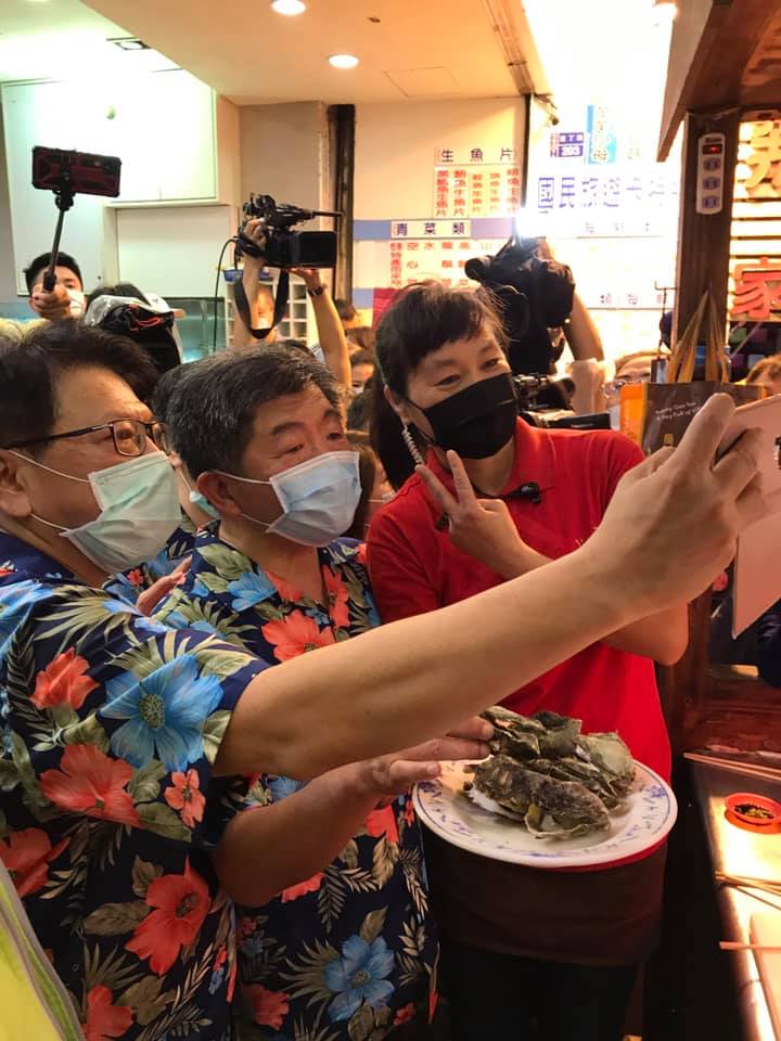 陳時中來到墾丁，無疑是給墾丁觀光旅遊業打了一劑強心針，許多當地業者都直呼「謝謝部長還給墾丁一個公道！」陳時中也在商家留言板上簽名。 圖：翻攝自潘孟安臉書