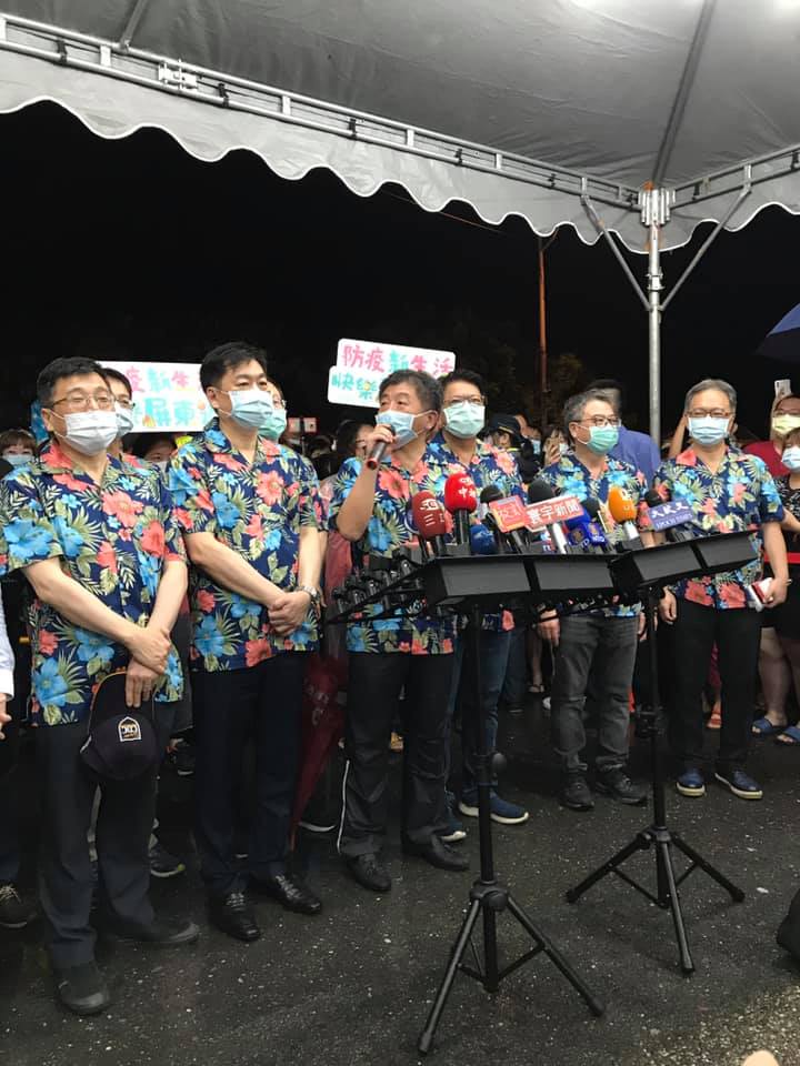 衛福部長陳時中率領防疫團隊在晚間8點多抵達墾丁大街，受到當地業者與逛街民眾熱烈歡迎。 圖：翻攝自潘孟安臉書