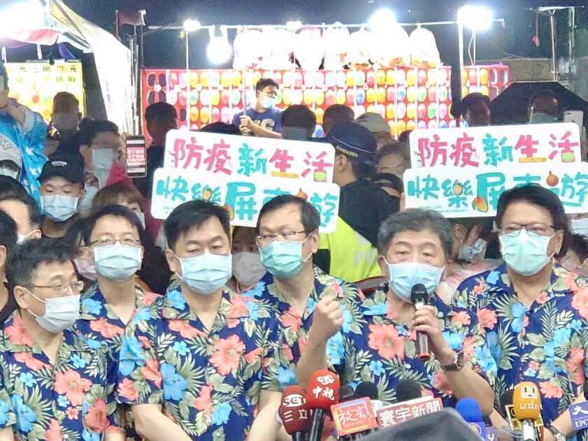 陳時中則指出，「我們的期中考過關」，現在開始要進行防疫新生活，口罩戴好、社交距離一樣維持，首先從墾丁開始振興旅遊。 圖：翻攝自潘孟安臉書