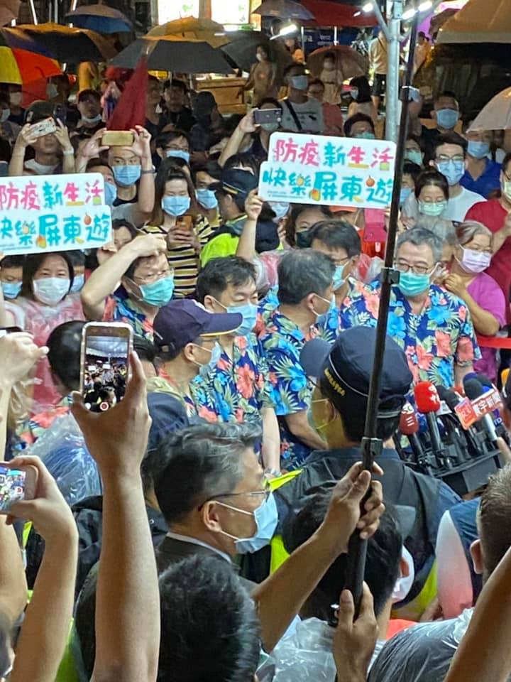 陳時中部長蒞臨墾丁，受到商家與民眾熱烈回應，人潮包圍阿中部長，隊伍一時難以行進，還得出動員警維持秩序。 圖：翻攝自潘孟安臉書