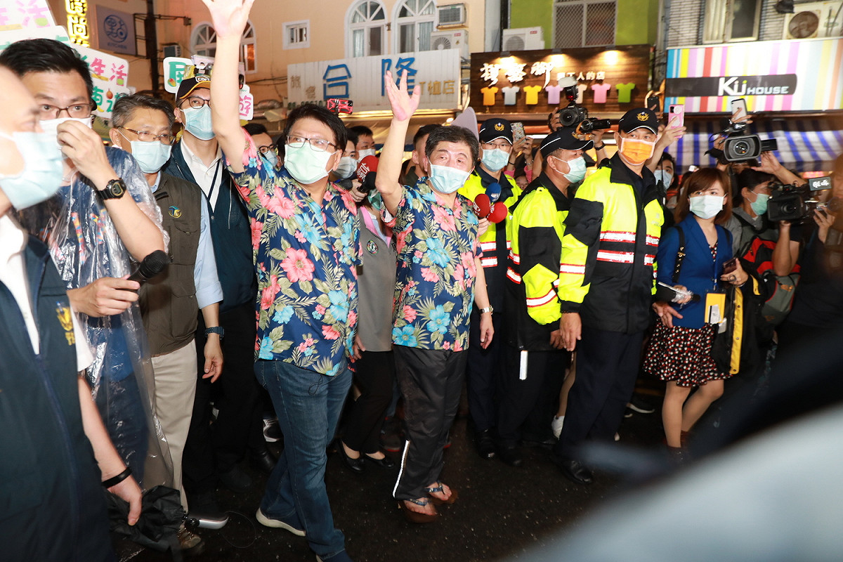 陳時中來到墾丁大街，走到哪裡都被熱情民眾包圍，現場宛如選舉造勢大進場。 圖:中央流行疫情指揮中心 提供