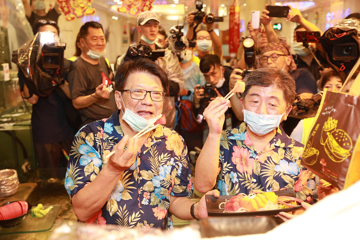 陳時中與屏東縣長潘孟安大啖墾丁大街生魚片。 圖：中央流行疫情指揮中心／提供