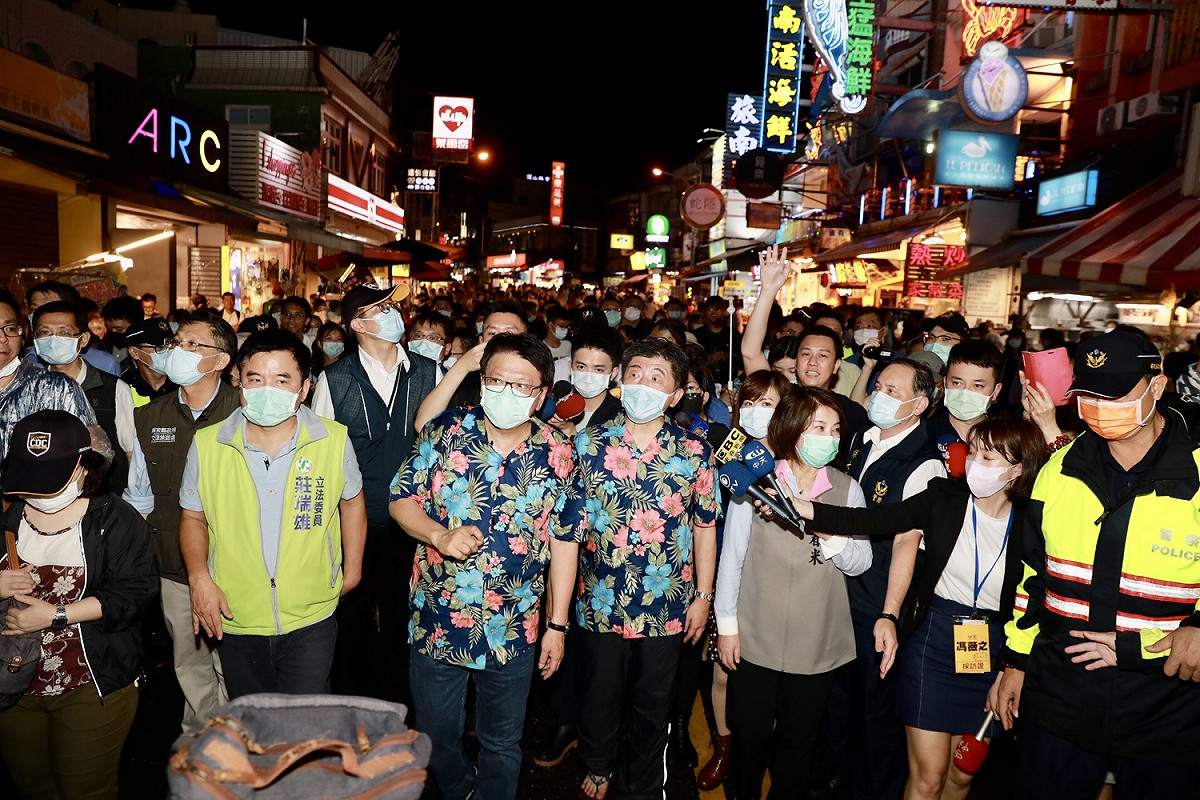 民眾夾道歡迎陳時中，墾丁大街擠滿人潮。 圖:中央流行疫情指揮中心 提供
