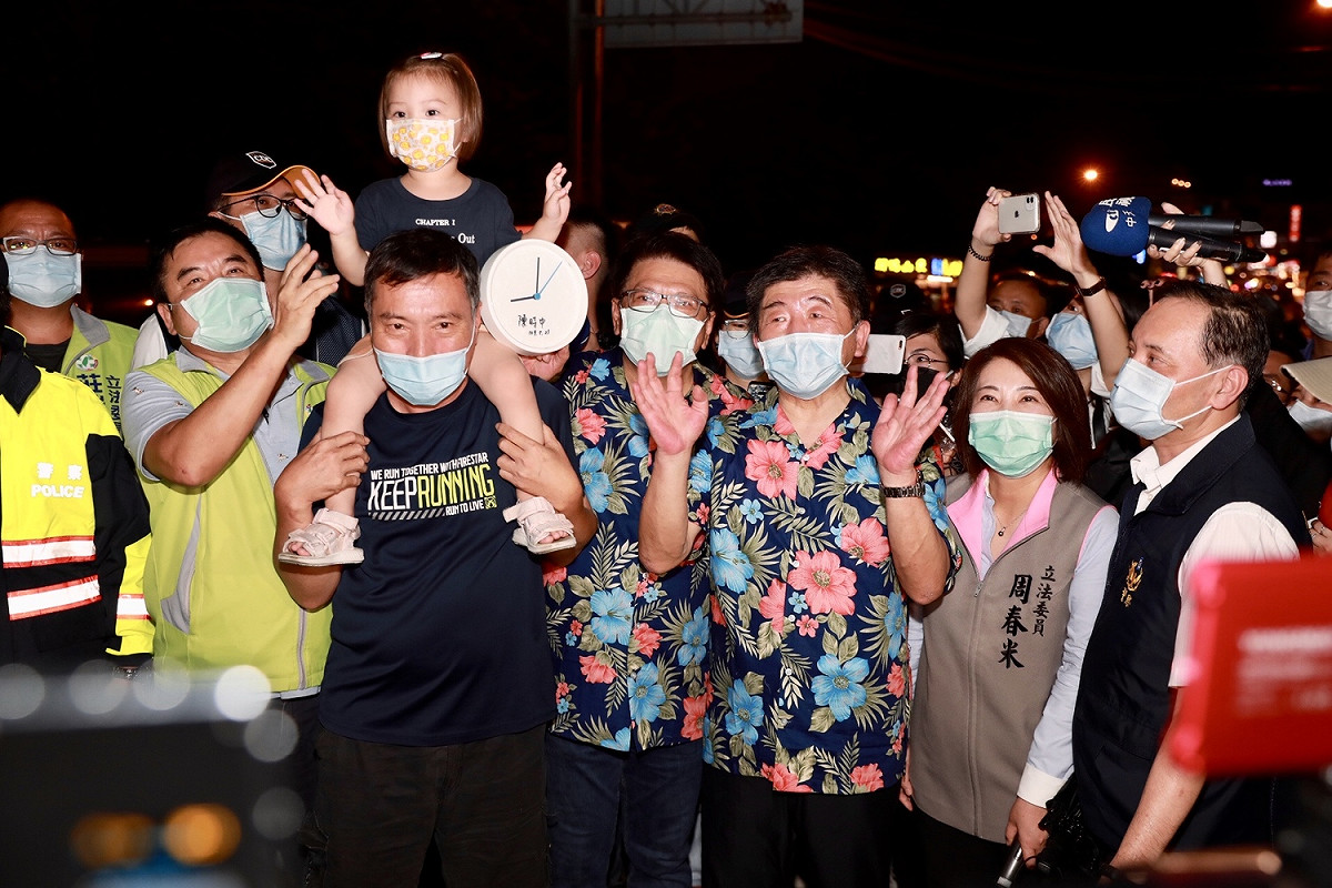 民眾攜家帶眷替陳時中加油打氣，現場高喊「阿中部長我愛你」。 圖:中央流行疫情指揮中心 提供