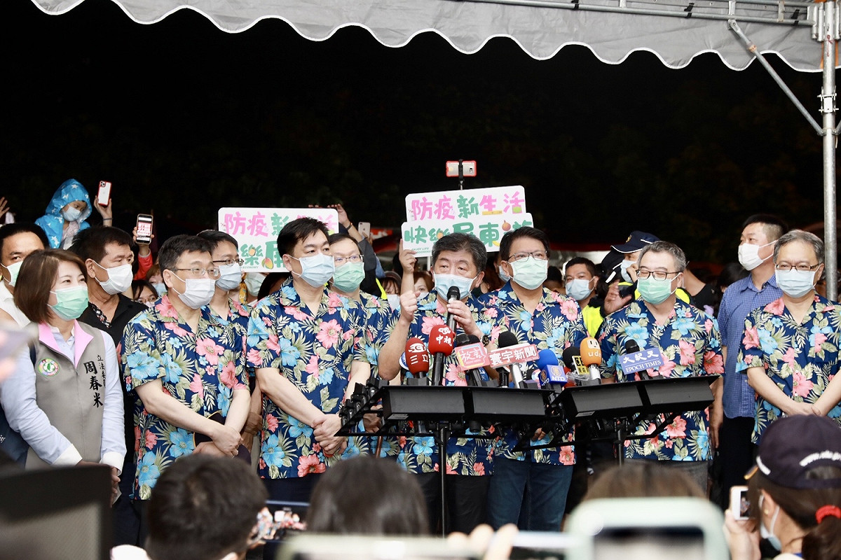 防疫英雄與屏東縣長潘孟安一起穿上「花襯衫」現身。 圖：中央流行疫情指揮中心/提供(資料照片)