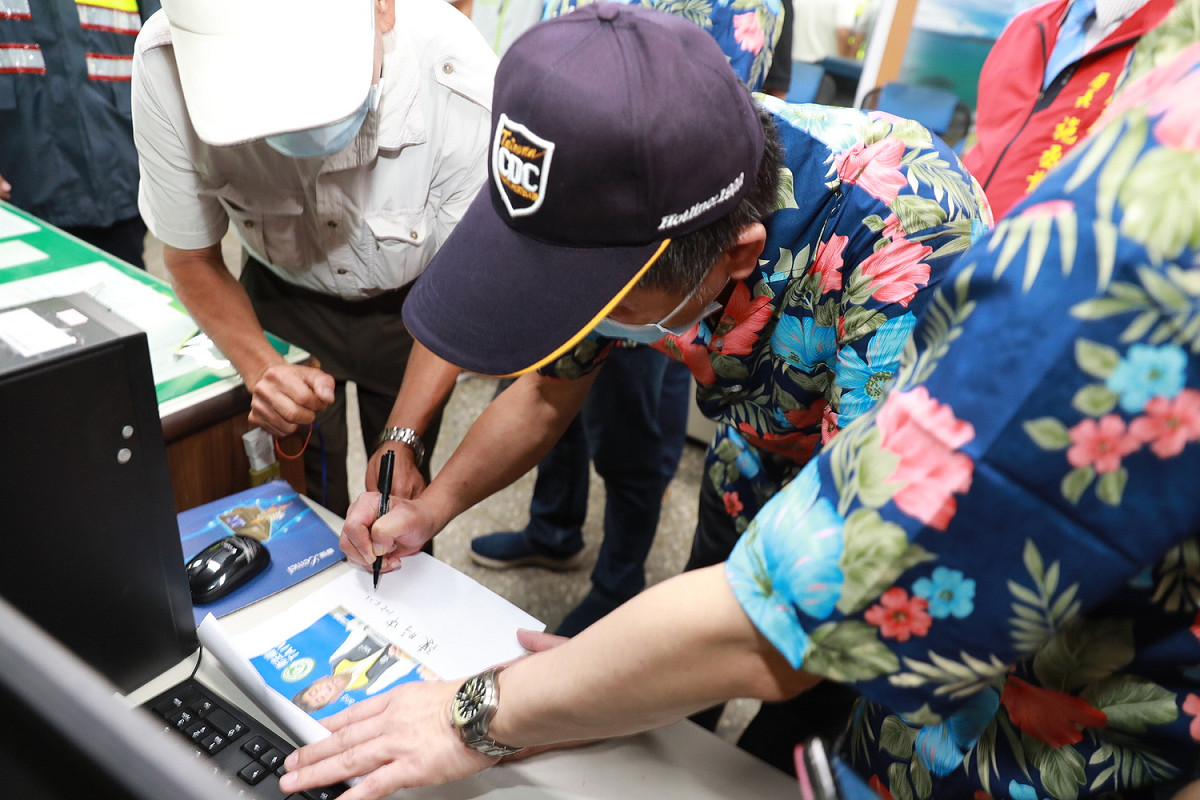 許多民眾與商家紛紛上前要索取陳時中簽名。 圖:中央流行疫情指揮中心 提供