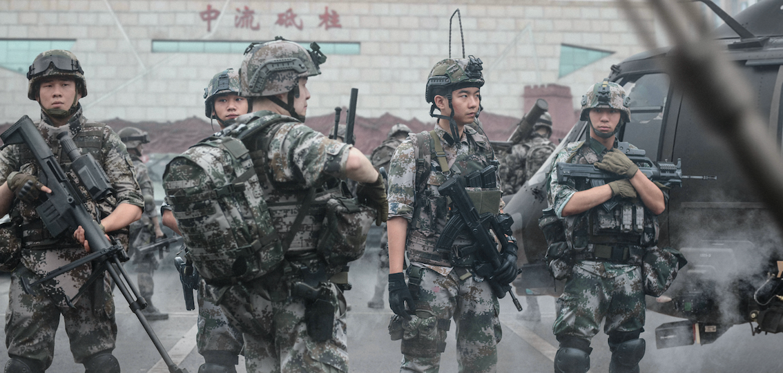 在外拍照片中，在煙霧瀰漫之下，有不少解放軍手持武器蓄勢待發。 圖：翻攝自「野生灰熊」微博
