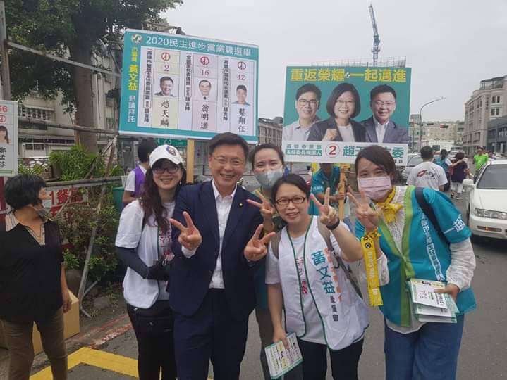 趙天麟(左二)與支持者合影。 圖：翻攝趙天麟臉書