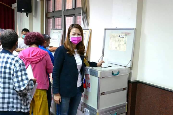高閔琳上午到岡山壽天宮的投票所投下神聖一票。 圖：翻攝高閔琳臉書