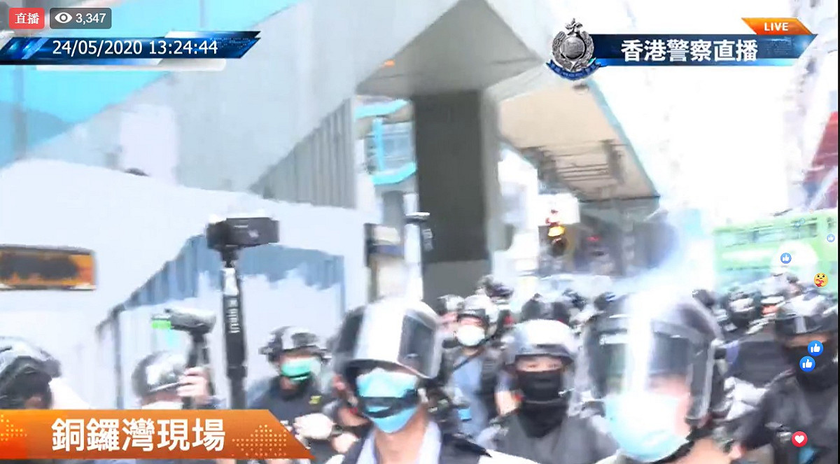 自遊行活動開始不到半小時，警方就發射2枚催淚彈，令在場民眾和記者措手不及。 圖：翻攝自香港警察臉書