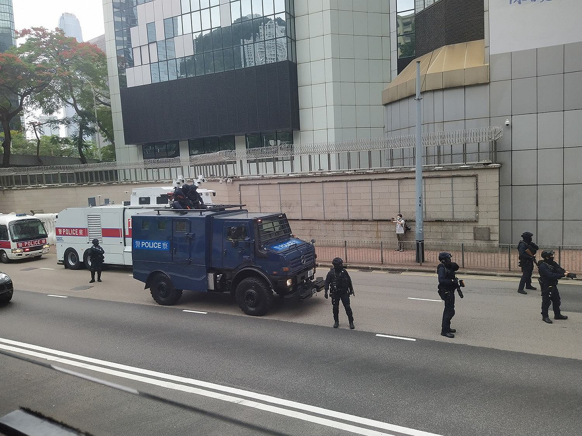 港警水砲車和裝甲車稍早於香港警察總部前待命，目前已開往軒尼詩道。 圖：翻攝自香港突發事故報料區