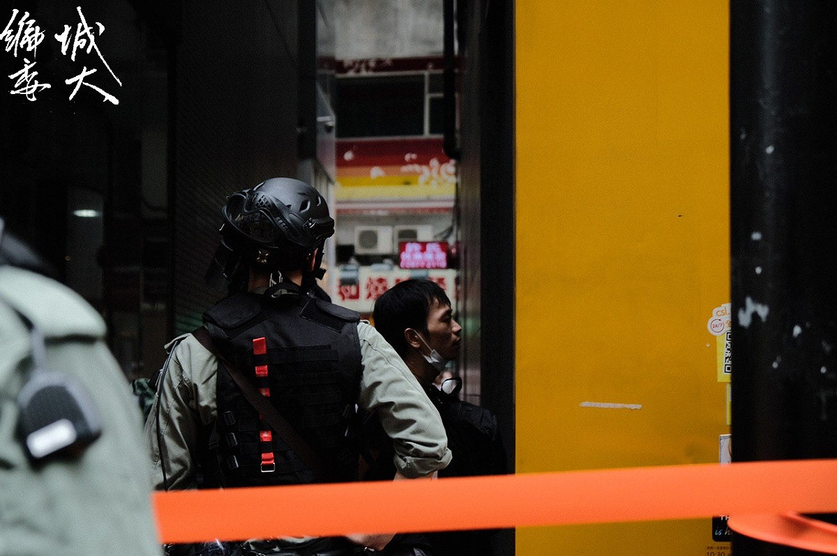 一名男子涉嫌違反聚眾等罪名，遭港警強行拘捕。 圖：翻攝自香港城市大學學生會編輯委員會