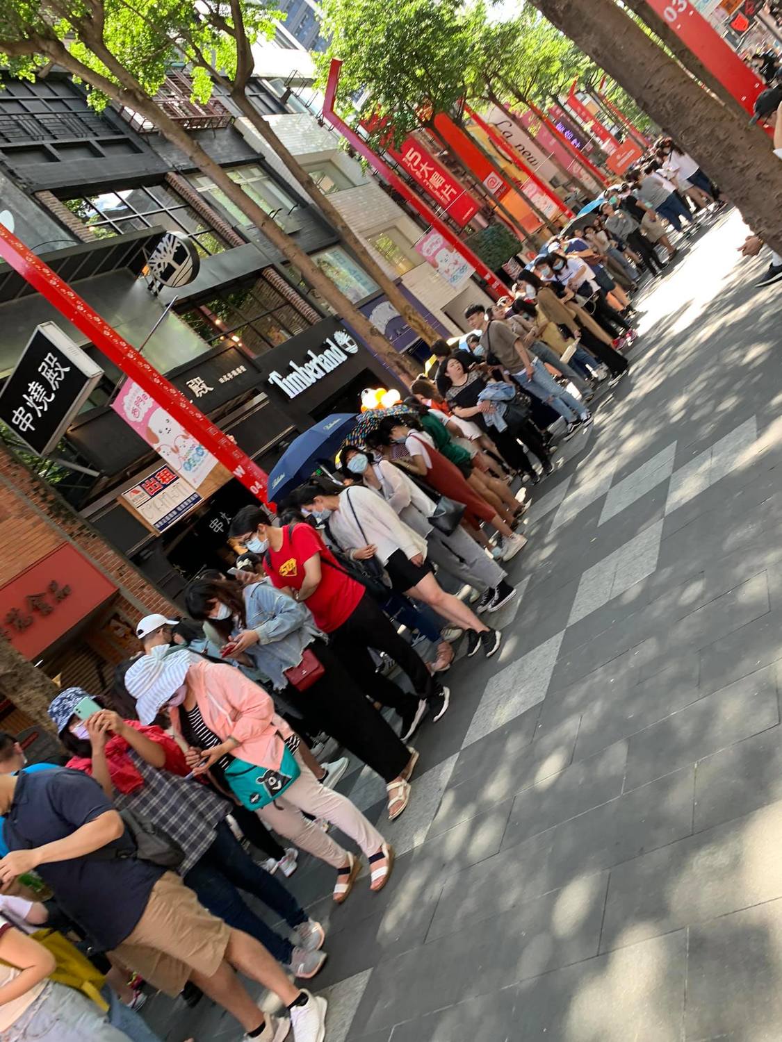 蕭敬騰斥資開業的飲料店今日開幕，吸引許多民眾排隊購買。 圖：翻攝自蕭幫－蕭敬騰國際歌友會臉書