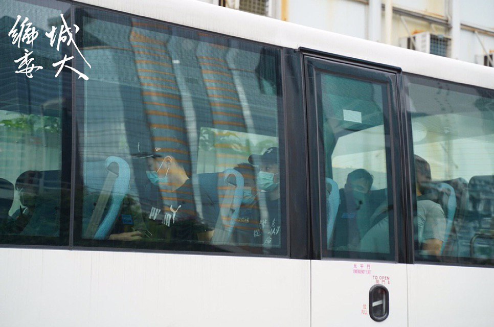 約有20名市民，被警方帶上兩輛白色旅遊巴士。 圖：翻攝自香港城市大學學生會編輯委員會