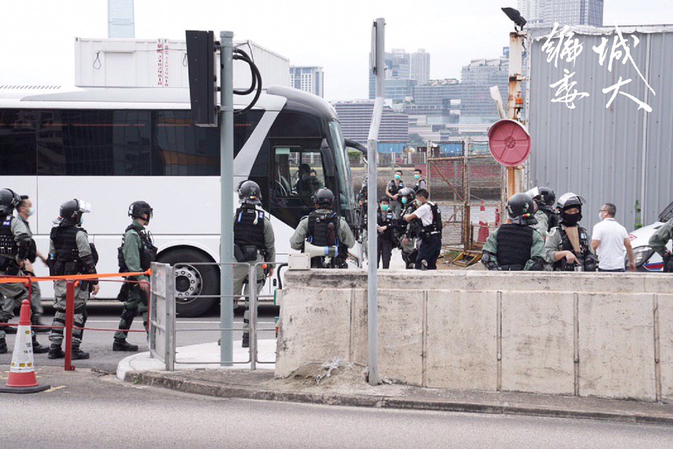 現有約20名市民，被警方帶上兩輛車牌為UY4357及UV5742的白色旅遊巴士。 圖：翻攝自香港城市大學學生會編輯委員會