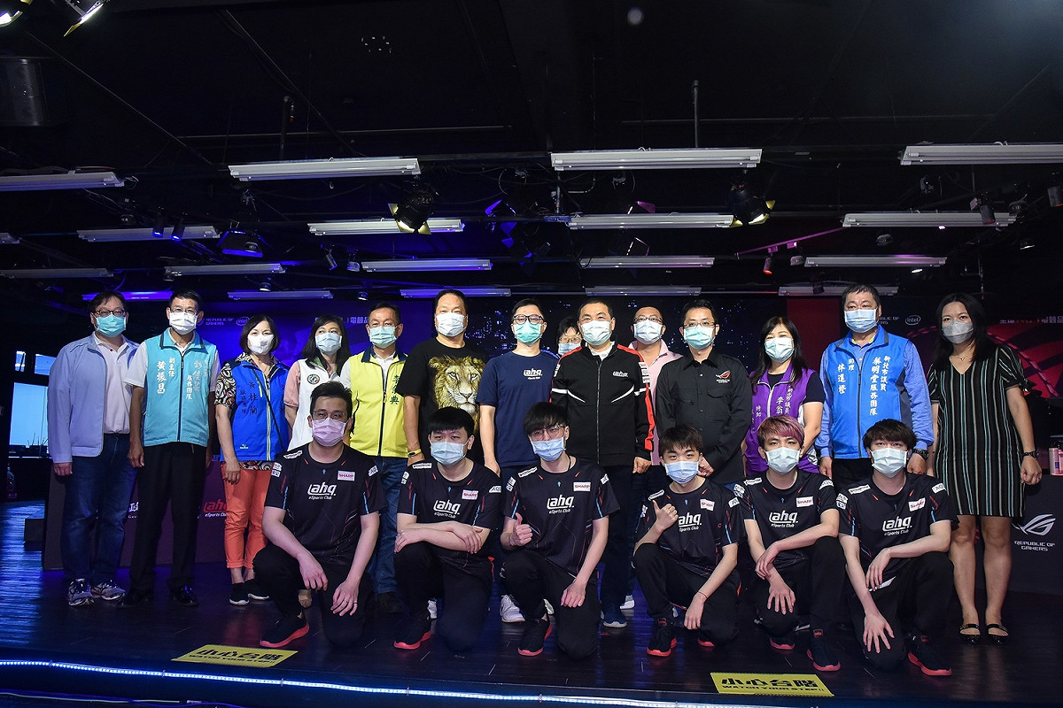 東森集團王令麟總裁、ahq e-Sports Club林呈洋執行長、新北市侯友宜市長、華碩聯合科技開放平台鐘偉剛總經理與ahq戰隊(前排)合影。 圖：ASUS/提供