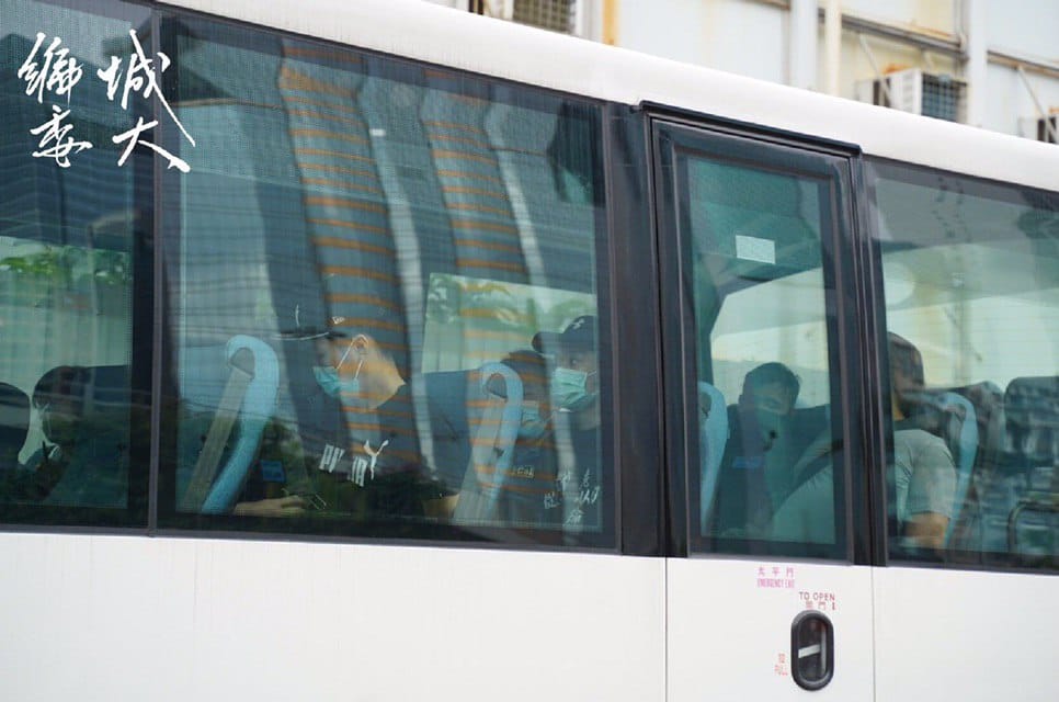 有20名市民被帶上兩輛大型白色旅遊巴士。 圖：翻攝自香港城市大學學生會編輯委員會