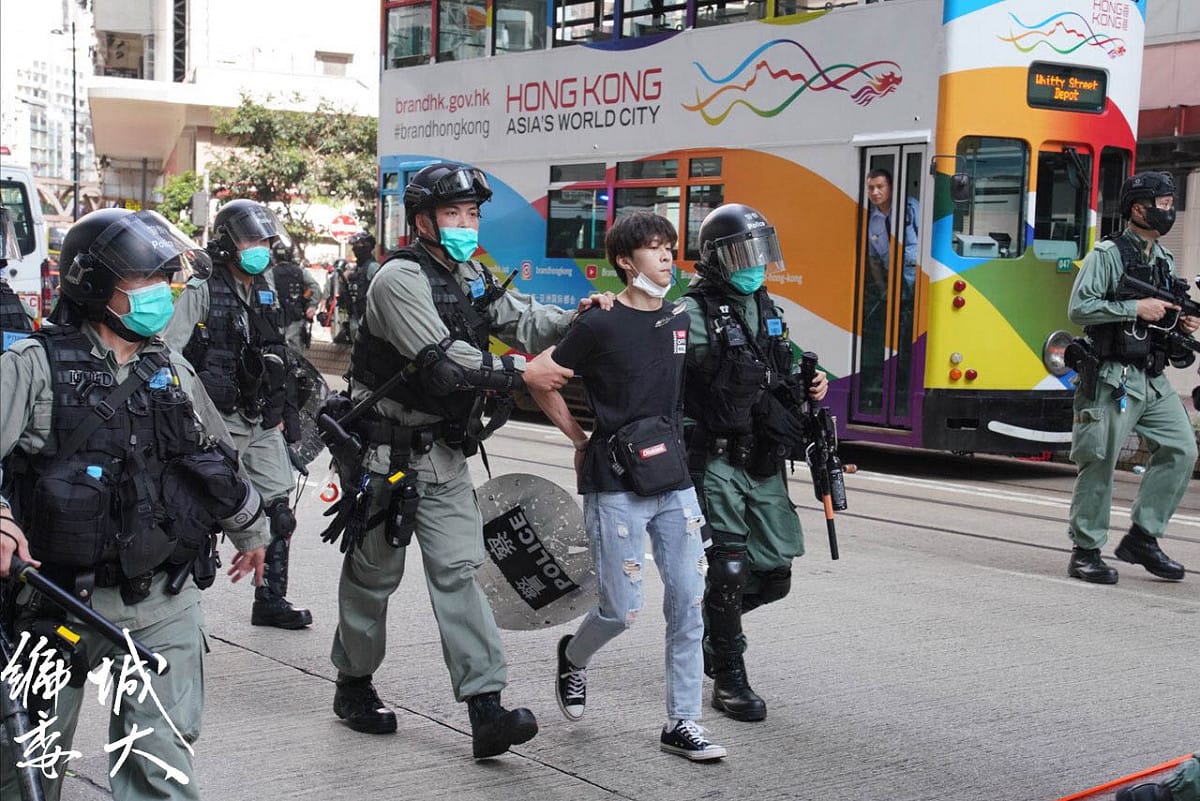 警方分別於銅鑼灣崇光百貨、德發大廈和鵝頸橋底進行大型搜捕行動。 圖：翻攝自香港城市大學學生會編輯委員會