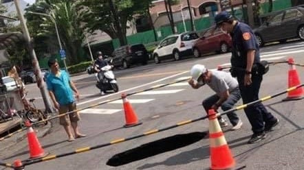 高雄苓雅區英明路、英祥街交叉口與前金區成功一路發生路面破洞事故。 圖：翻攝爆料公社