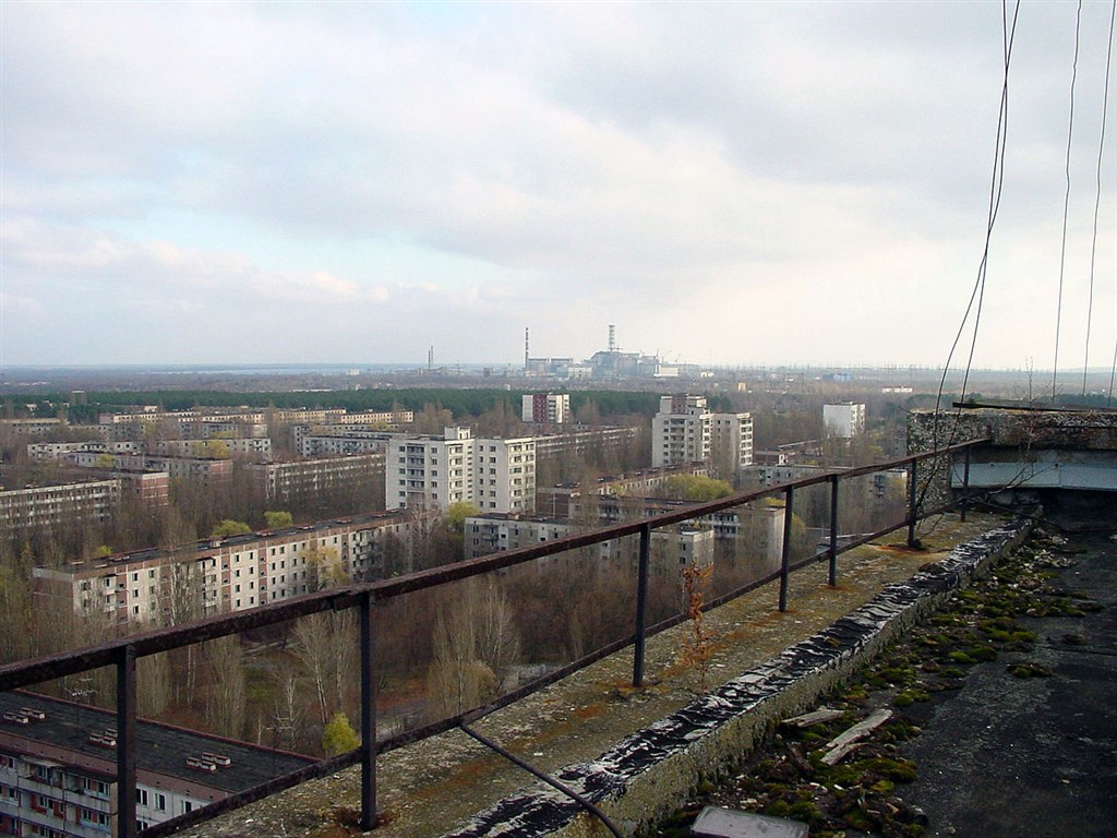 前蘇聯城市普里雅特（Pripyat）因1986年4月26日的車諾比核電廠事故而廢棄，圖後方為車諾比核電廠。 圖：取自維基共享資源