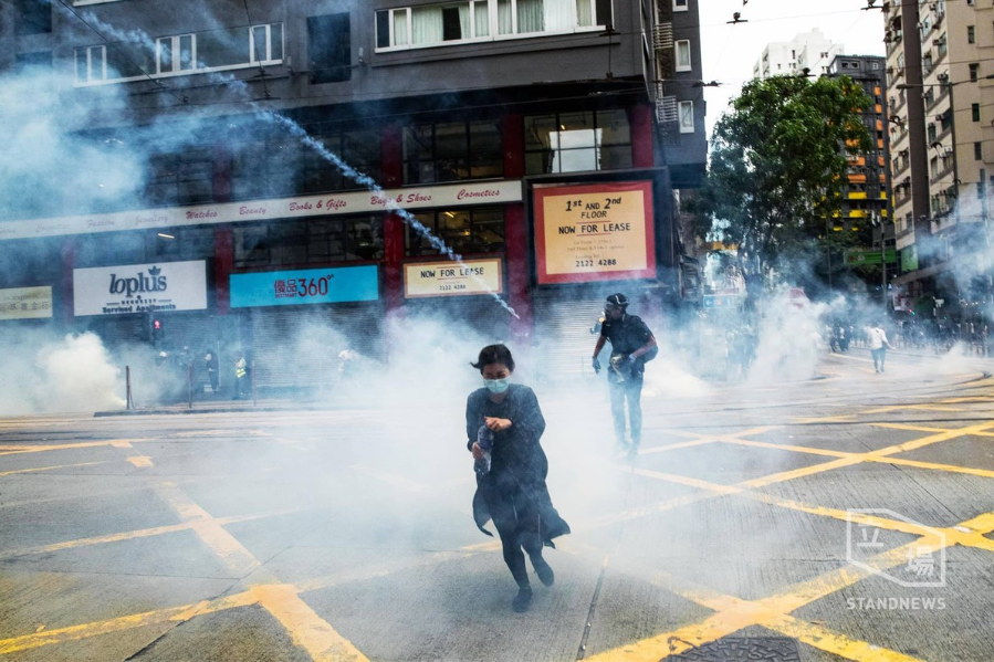 防暴警察使用催淚彈驅逐參加遊行的港民。 圖：翻攝自立場新聞