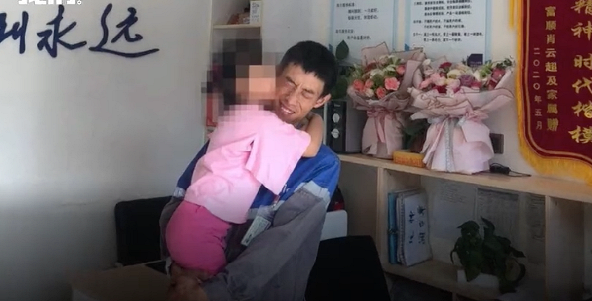獲救女孩親吻胡雲川表示感謝。 圖：翻攝自中國新京報