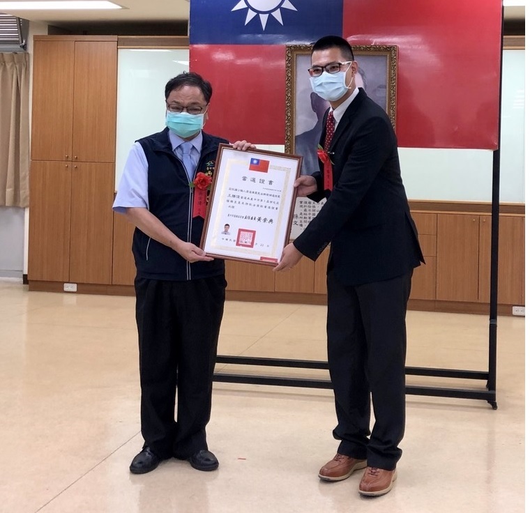 台中市最年輕的里長王勝偉是台大碩士高材生，今天就職。 台中市政府/提供