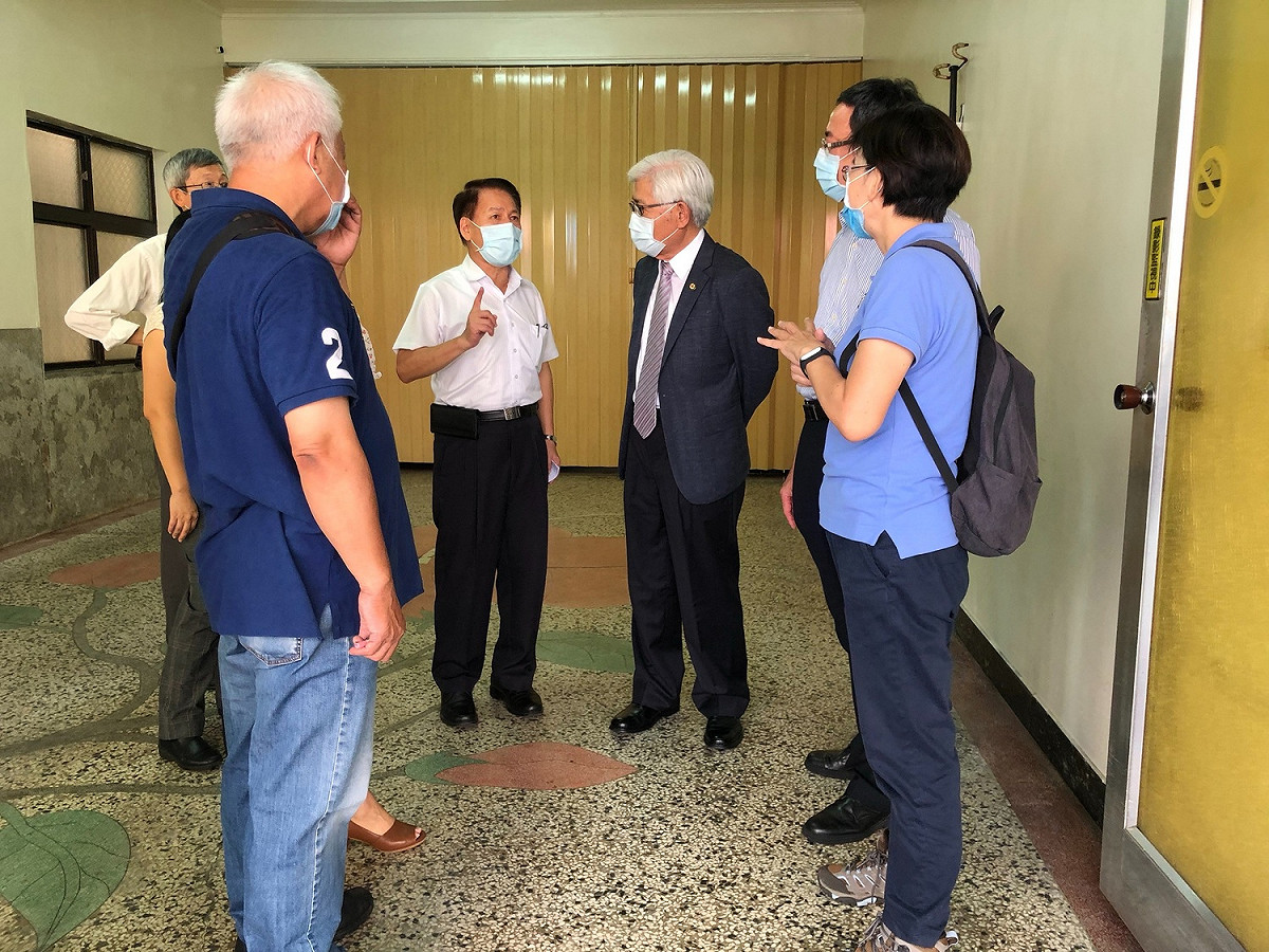 中選會主委李進勇視察高雄市長罷免案投開票所。 圖：中央選舉委員會提供