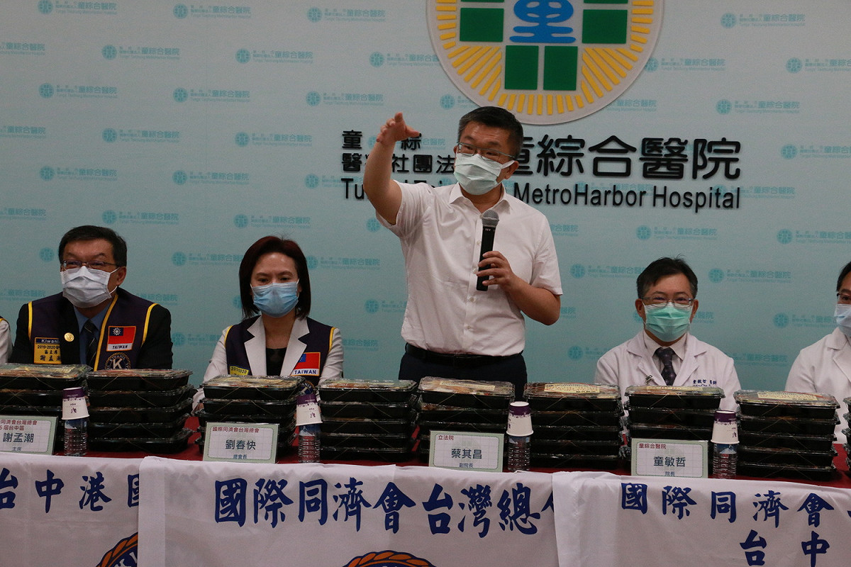 立法院副院長蔡其昌與國際同濟會台灣總會台中港家族攜手向第一線醫護人員致敬。 圖：蔡其昌辦公室/提供