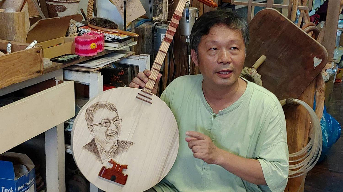 恆春老街木屐王王明堂說，為感謝陳時中等防疫五月天，特地刻上「穩㗳㗳」與「再+0（加零）」等字，盼台灣早日脫離疫區。 圖/屏東縣觀光協會提供