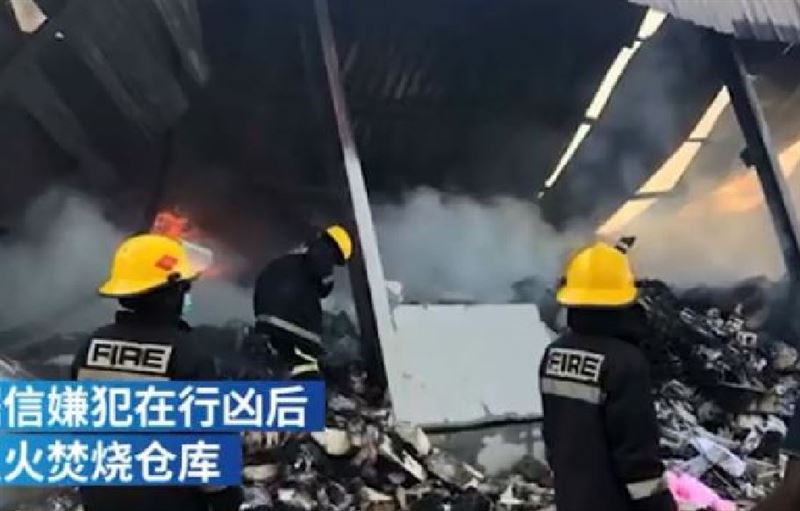 尚比亞警方調查發現，嫌犯進入倉庫搶劫，殺死3名中國人，再放火焚屍毀證。 圖：翻攝澎湃視頻微博