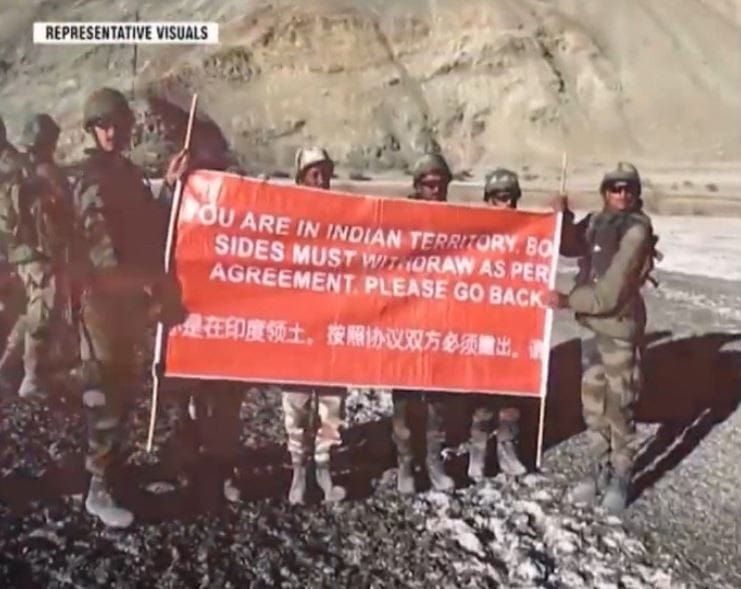 印度軍方帶著中、英雙語布條到達衝突地點，要求解放軍撤出印度領土。 圖：翻攝微博