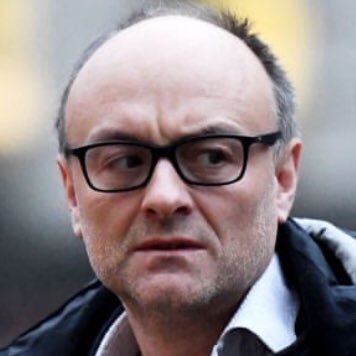 英國首相強生的資深幕僚康明茲堅持不願因為在疫情期間開車400多公里到父母家而辭職。 圖：翻攝@DominicCumins推特