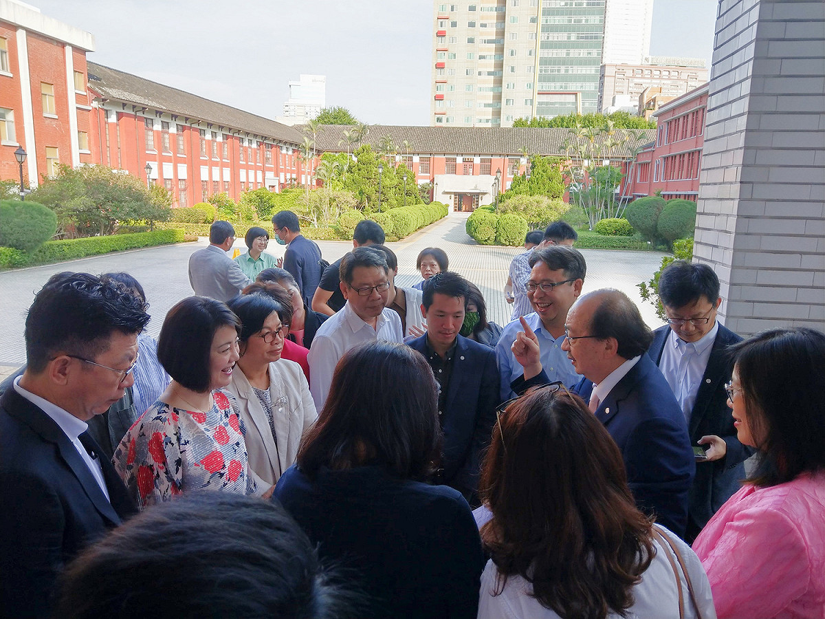 綠委一早就到立法院集合。 圖：翻攝自鄭運鵬臉書