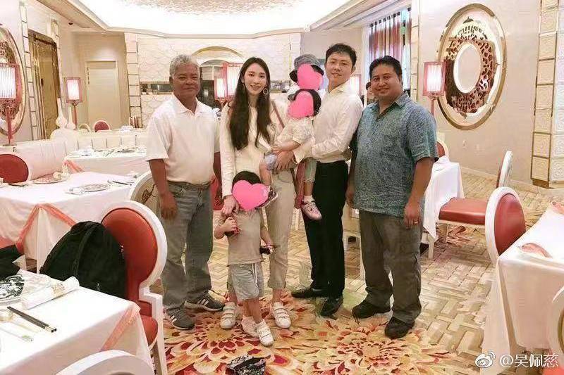 吳佩慈與紀曉波雖未登記結婚，但感情相當融洽甜蜜。 圖 : 翻攝自吳佩慈微博