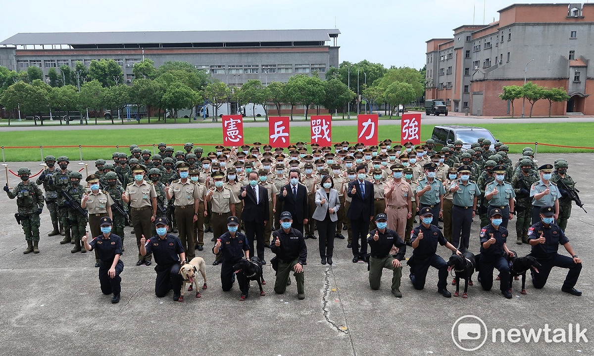 總統蔡英文視察國防部憲兵指揮部。 圖：林朝億/攝