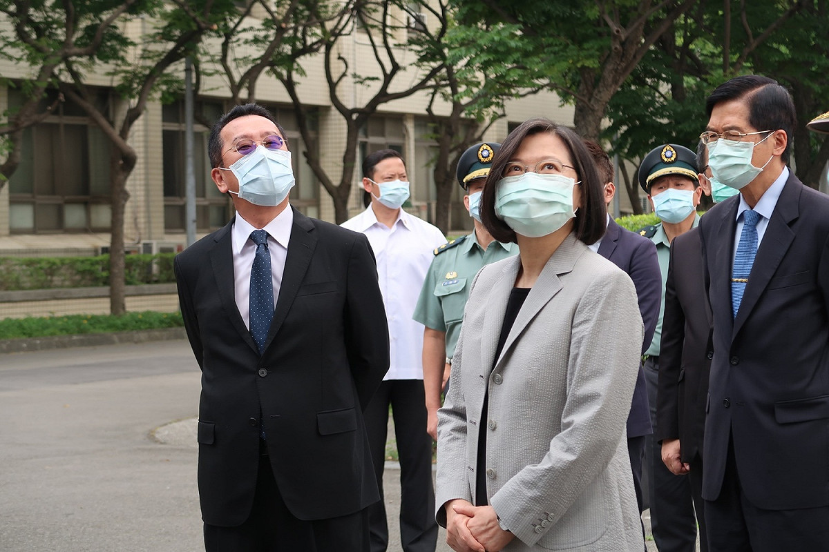 國安會秘書長顧立雄26日首度陪同總統蔡英文視察部隊，兩人受到航道上飛機經過，抬頭看著上方。 圖：林朝億/攝