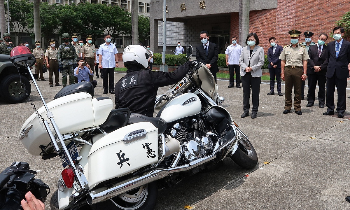 女性憲兵利用槓桿原理將傾倒的四百公斤機車扶起 圖：林朝億/攝