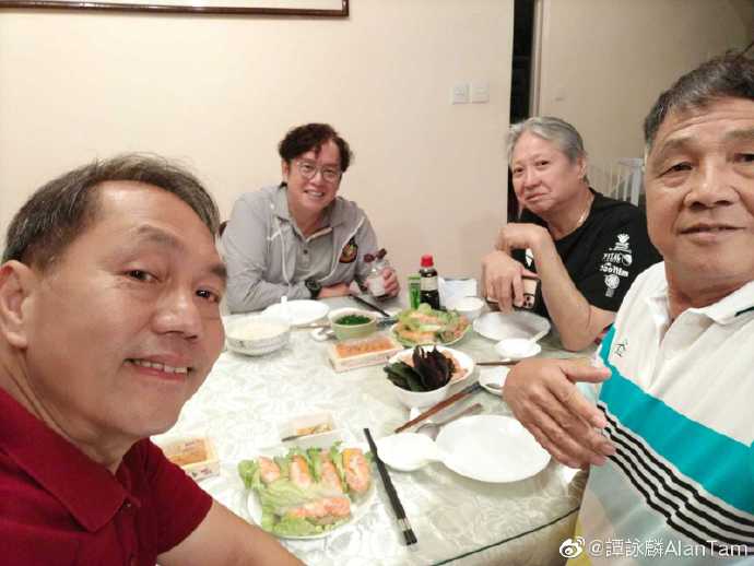 洪金寶看起來蒼老許多，但目光依舊炯炯有神。 圖 : 翻攝自譚詠麟微博