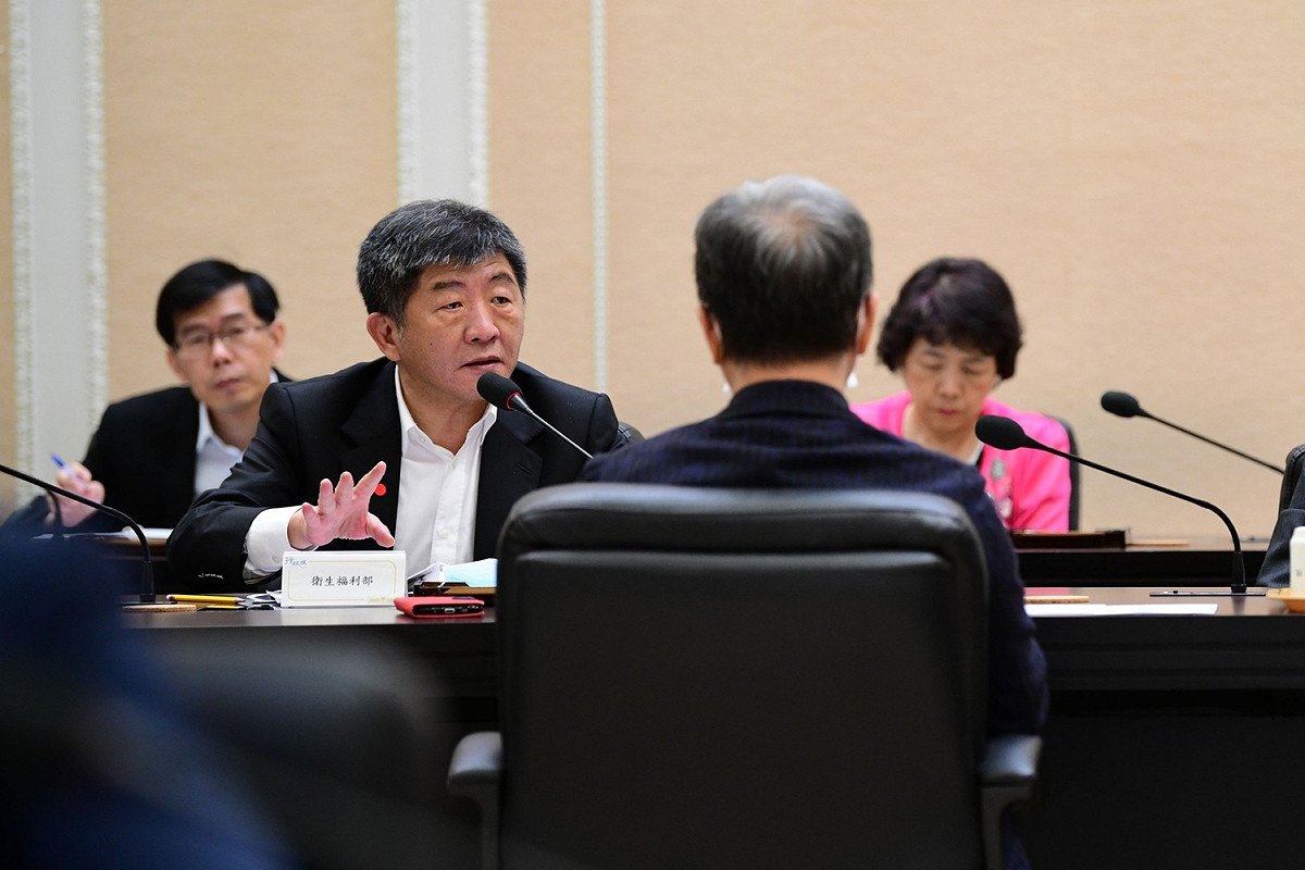 中央流行疫情中心指揮官陳時中26日出席武漢肺炎疫情趨緩後各項防疫措施之解禁會議。 圖：行政院/提供